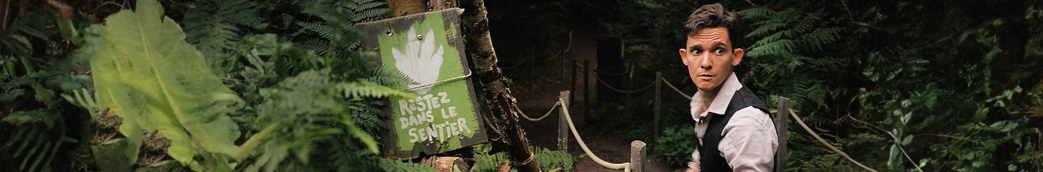 Alexis dans la forêt, panneau « Restez dans le sentier »